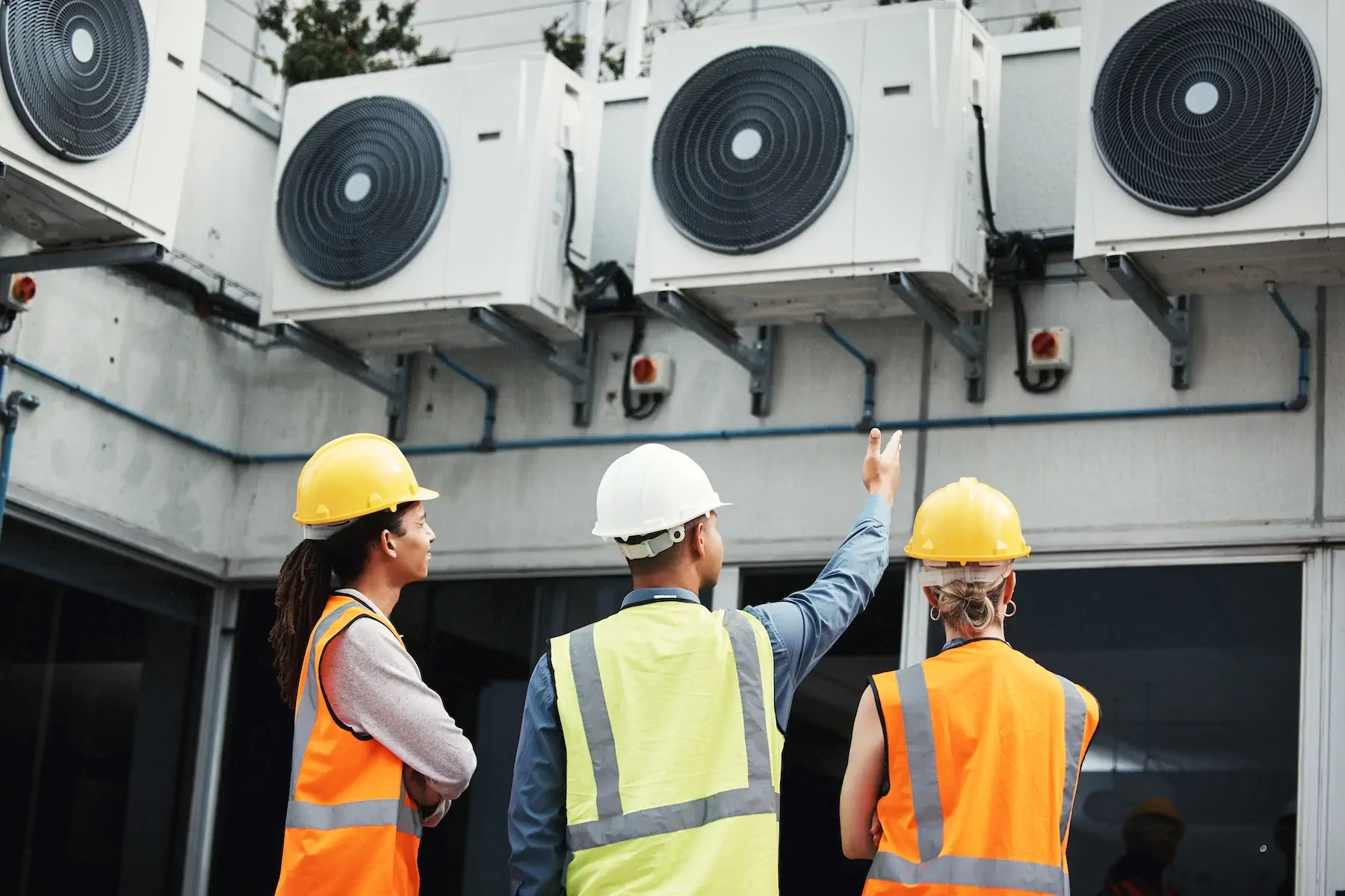 Equipo realizando mantenimiento preventivo de aire acondicionado