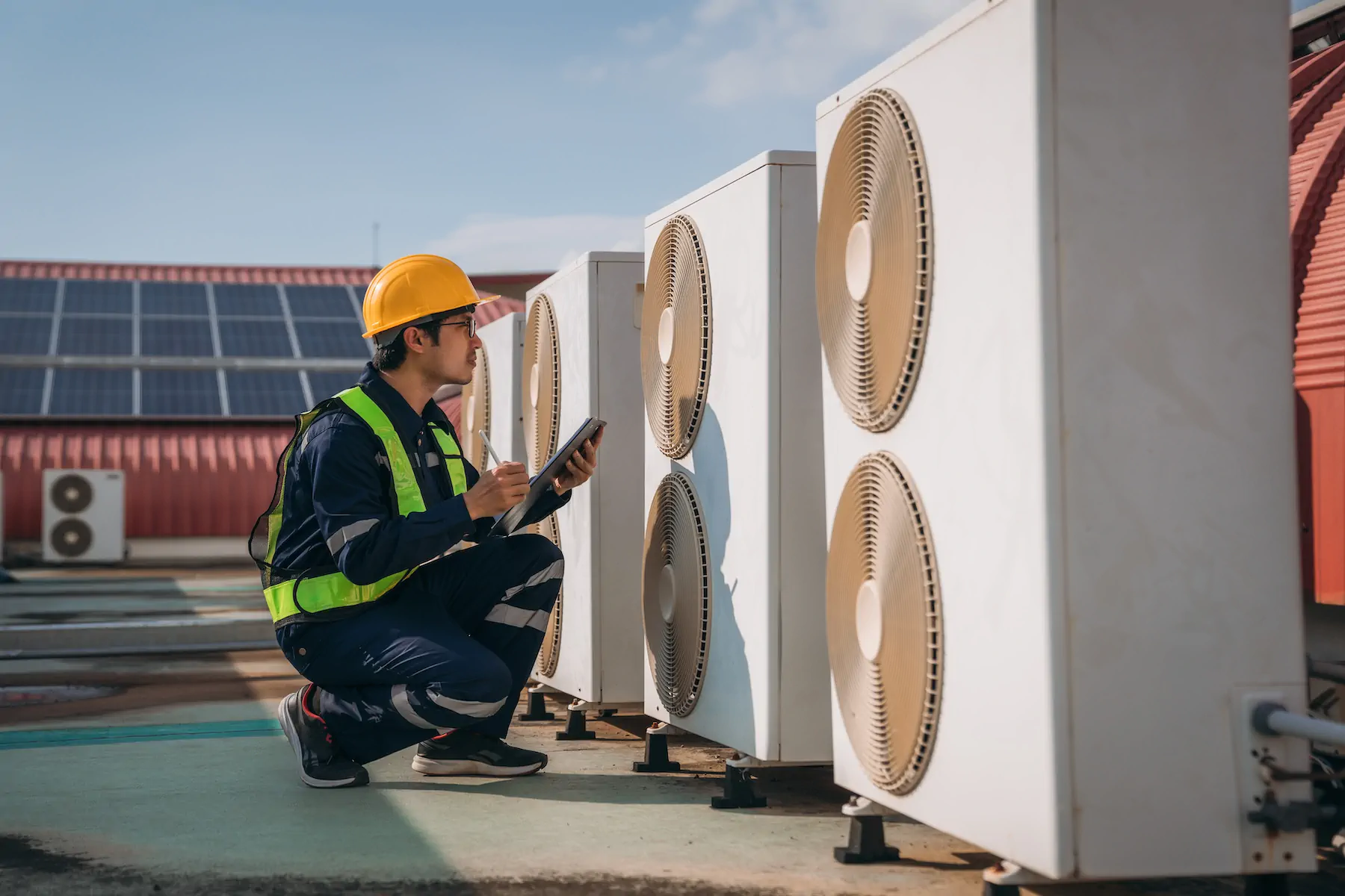 Técnico de SIAASA instalando aire acondicionado en oficina